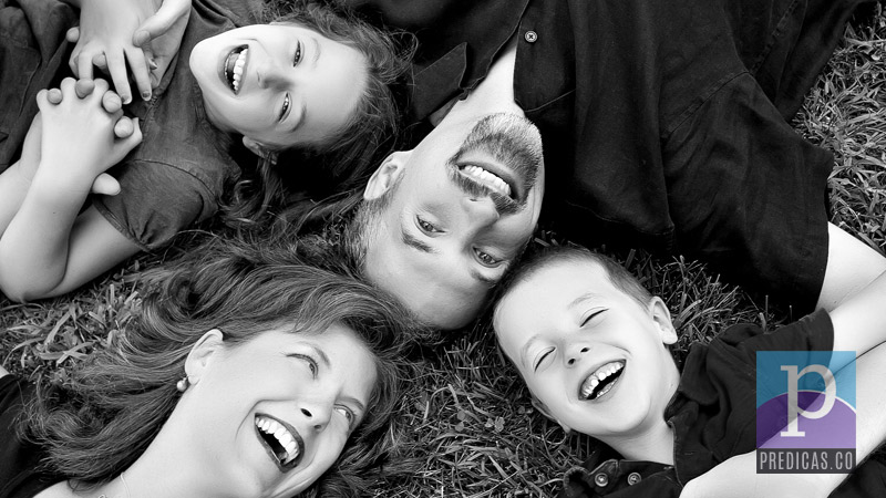 Familia cristiana, matrimonio y dos hijos sonriendo