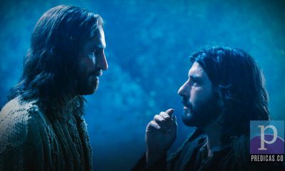 Judas traiciona a Jesús con un beso en la mejilla